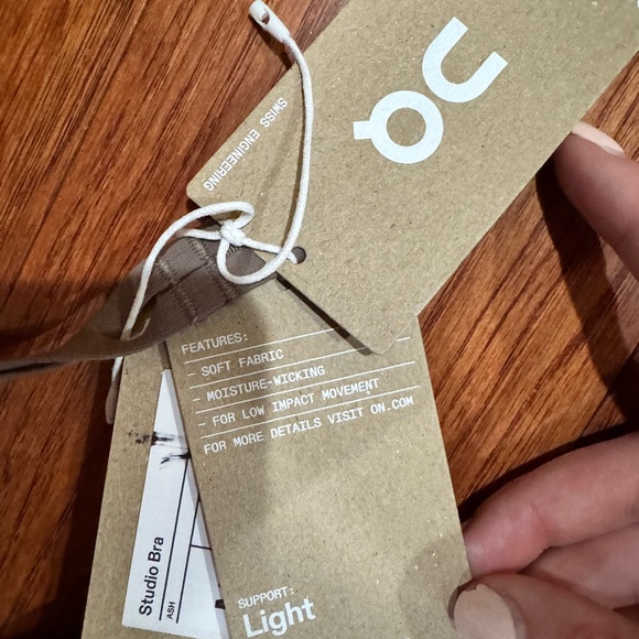 On Running Studio Bra Size Medium NWT - Picture 4 of 6